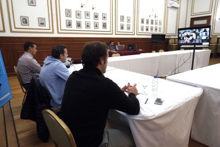 El ministro de economía realizó videoconferencia con legisladores