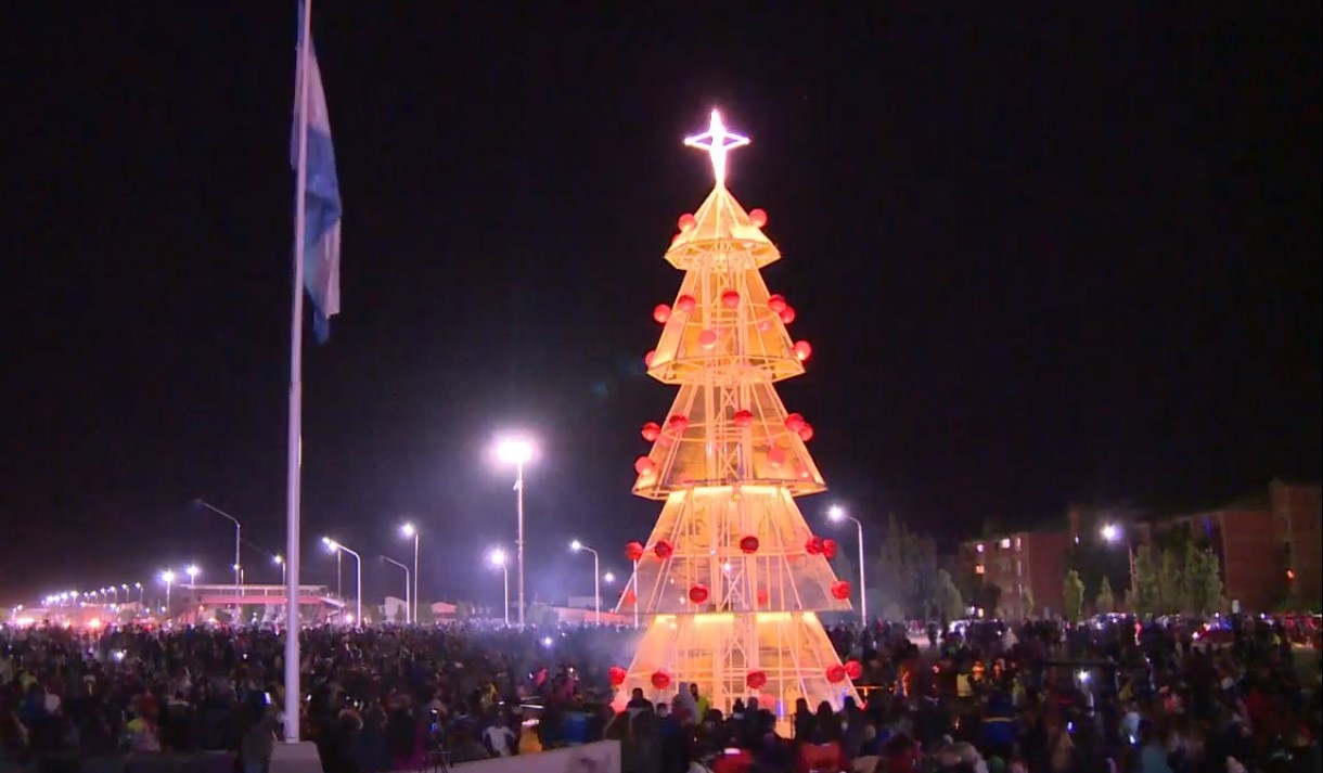 La comunidad de Rio Gallegos participó del tradicional encendido del arbolito de navidad