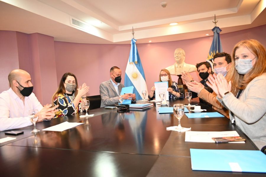 Alicia firmó el convenio de obra para asfaltar la Ruta Provincial N° 39