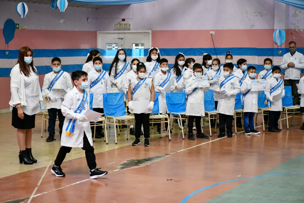 Estudiantes de Escuelas Primarias de Santa Cruz realizaron la Promesa a la Bandera