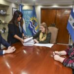 Alicia concretó la firma para la compra de un nuevo avión sanitario