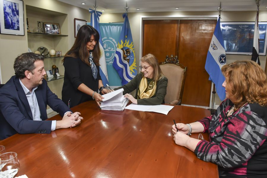 Alicia concretó la firma para la compra de un nuevo avión sanitario