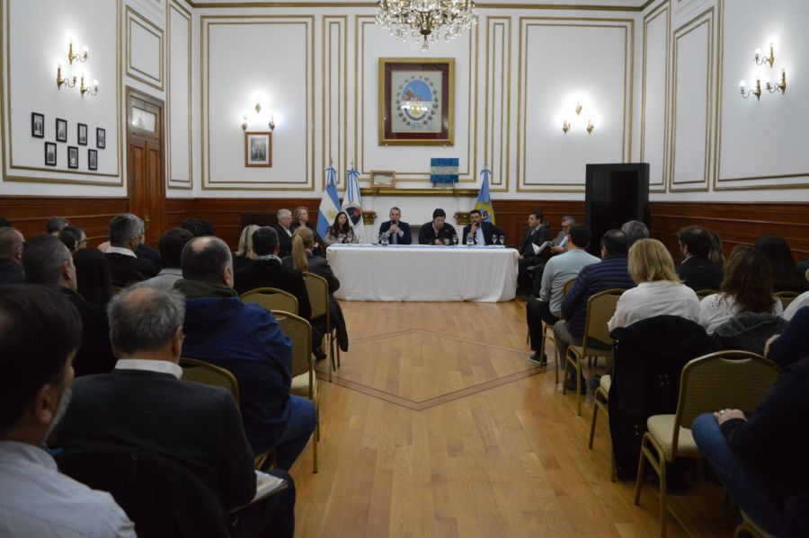 Reunión de gabinete ampliada: El Gobierno analiza presentar la ley de Emergencia en la legislatura