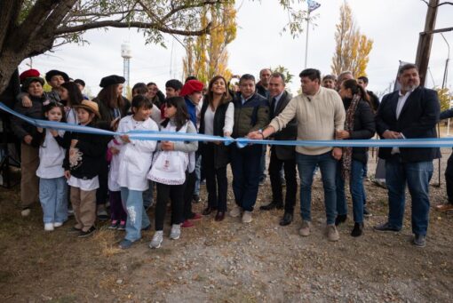 El Gobierno de Santa Cruz y el RENATRE inauguraron la plaza de juegos de la Escuela Rural N° 26 de Las Vegas