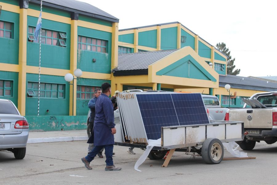 Instalan paneles solares en tres escuelas de Santa Cruz