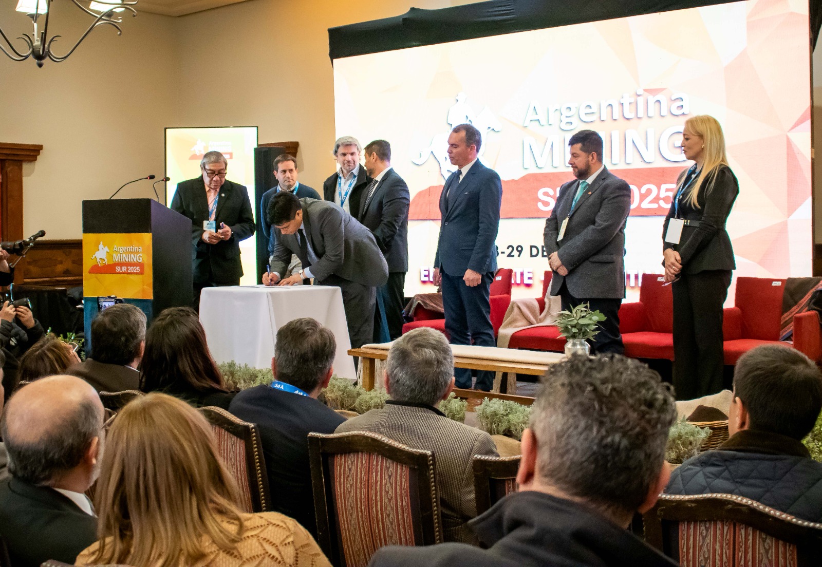 FOMICRUZ y Pan American Silver firmaron un acuerdo colaborativo para fortalecer la exploración en Bahía Laura