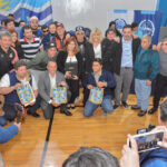 Vidal entregó aportes y césped sintético para canchas de instituciones deportivas de Santa Cruz