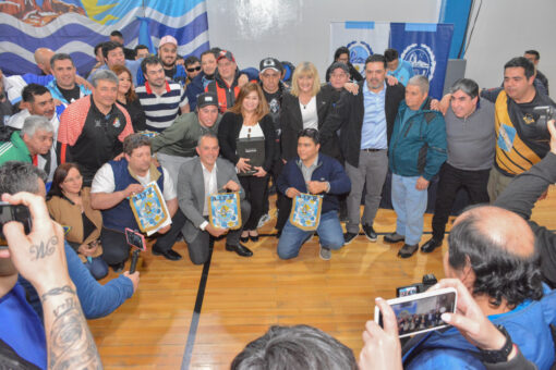 Vidal entregó aportes y césped sintético para canchas de instituciones deportivas de Santa Cruz