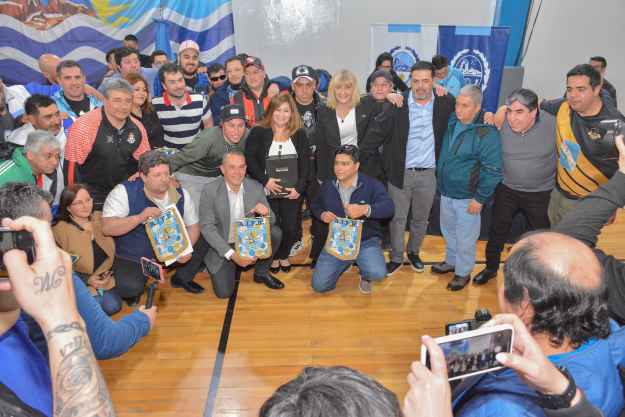 Vidal entregó aportes y césped sintético para canchas de instituciones deportivas de Santa Cruz