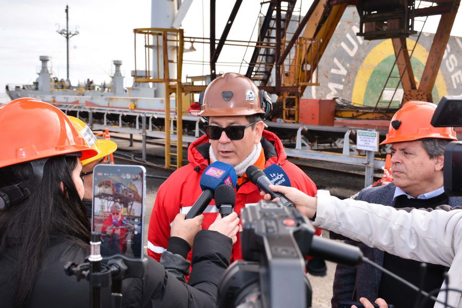 Desde Punta Loyola comenzó la carga del buque con carbón rumbo a Brasil