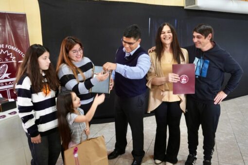 Claudio Vidal destacó el trabajo conjunto para cumplir con el sueño del techo propio a familias de Tres Lagos