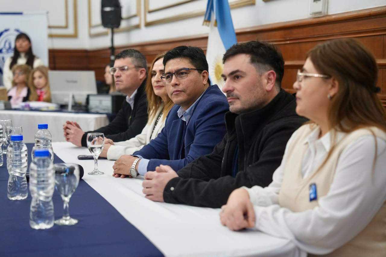 Vidal sobre inversión en puertos: “Este Gobierno no le va a dar la espalda al mar”