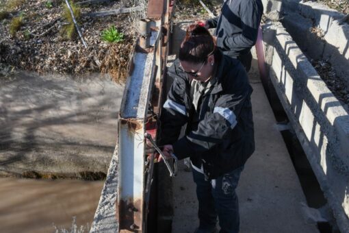 Recursos Hídricos y el Municipio trabajaron en la limpieza de los canales de riego de Gobernador Gregores